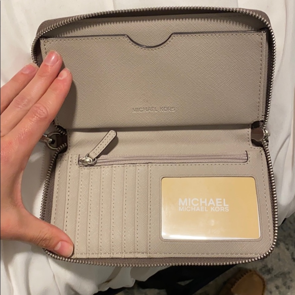 Michael Kors wristlet - Picture 2 of 3